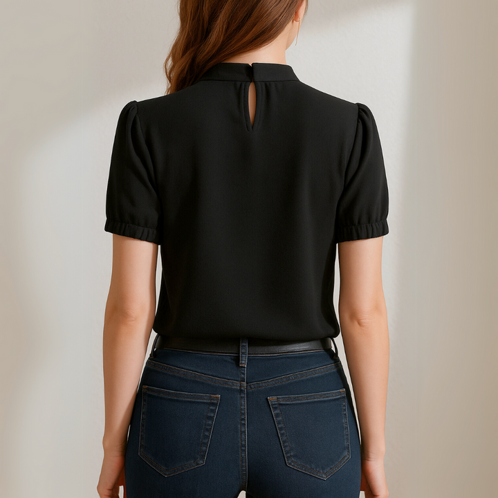 Maja™ | Plisserad blus i svart med eleganta slitsärmar