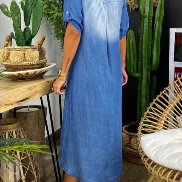MILA – Maxiklänning i denimlook med sidoslits | Glans Stockholm