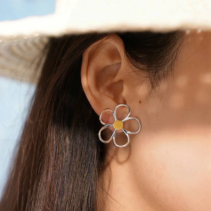 Sunbound örhängen i sterlingsilver – blombladdesign