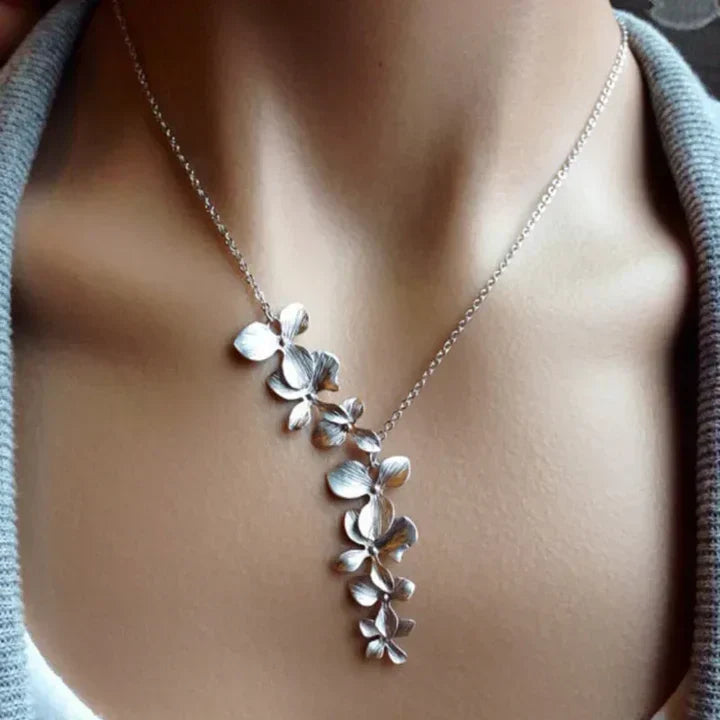 Vintage blom-halsband i silver